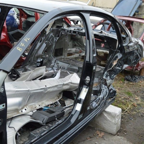 Стойка кузовная центральная левая VW Passat b7 USA (04) черная 561-809-835