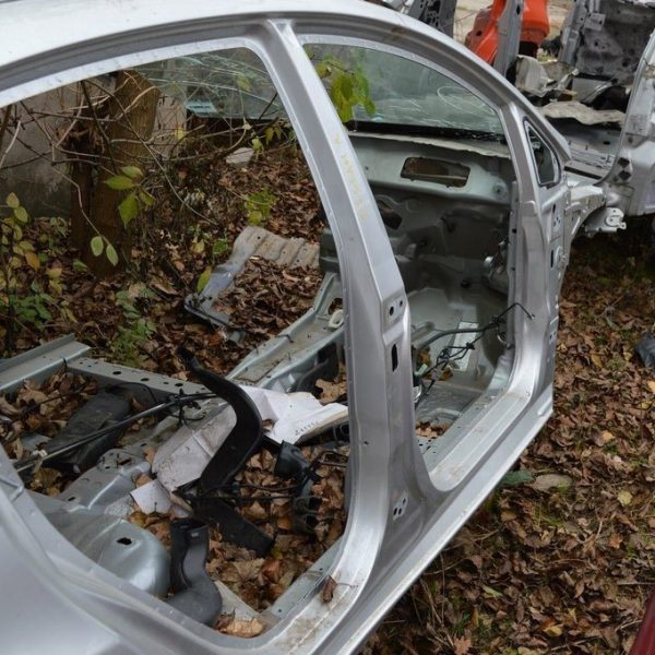 Стойка кузовная центральная правая Ford Fiesta 11-19  серебро цвет ux (01) AE8Z-5424382-A