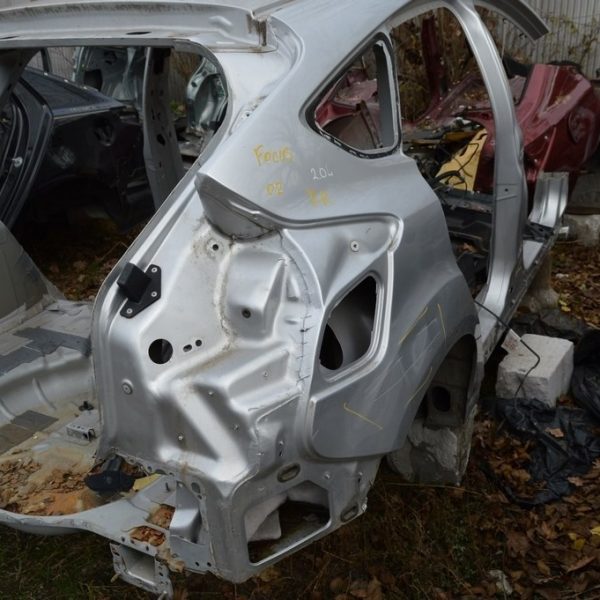 Четверть крыло задняя правая Ford Focus mk3 11-18 5d (02) серебро чуть прижата отрезана CM5Z-5827840-A
