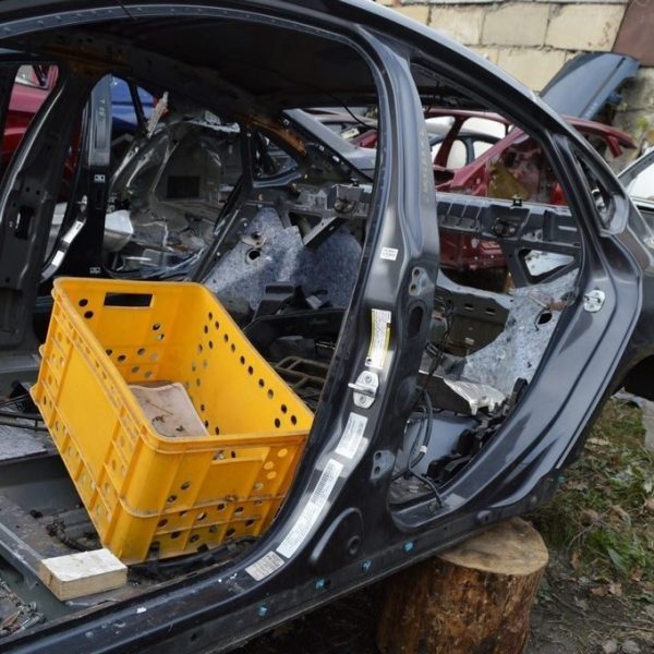 Стойка кузовная центральная левая Chrysler 200 15-17 (01) 68104607AC