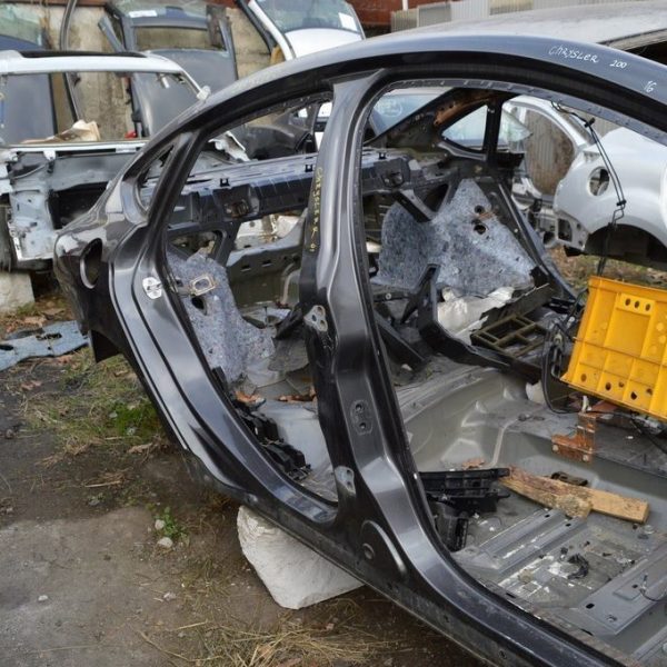 Стойка кузовная центральная правая Chrysler 200 15-17 (01) 68104606AC