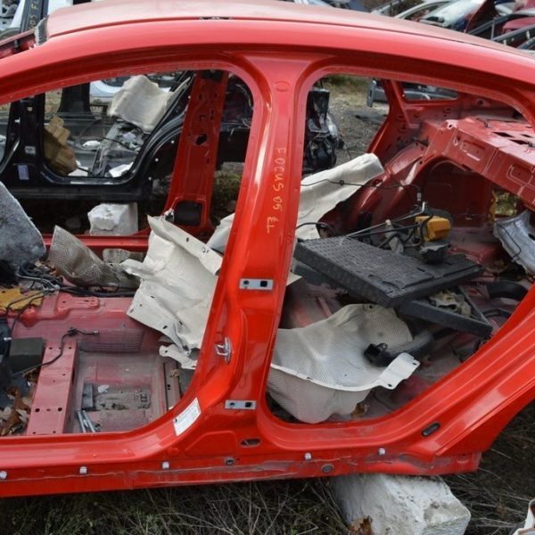 Стойка кузовная центральная левая Ford Focus mk3 11-18 (05) красная CM5Z-58211A11-A