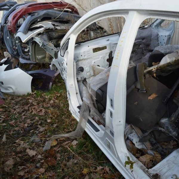 Стойка кузовная центральная левая Nissan Leaf 13-17 (01) белая G6571-3NFMA