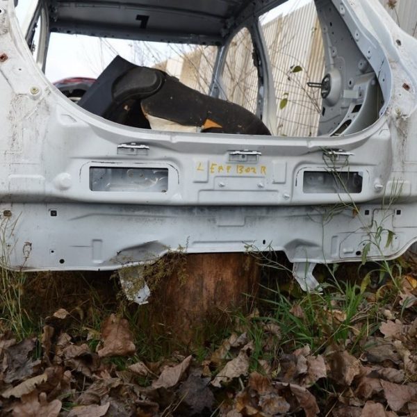 Задняя панель Nissan Leaf 13-17 (02) белая