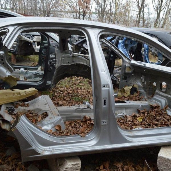 Стойка кузовная центральная правая VW Jetta 19- серебро (01) с закатом задним 17A-809-220-C