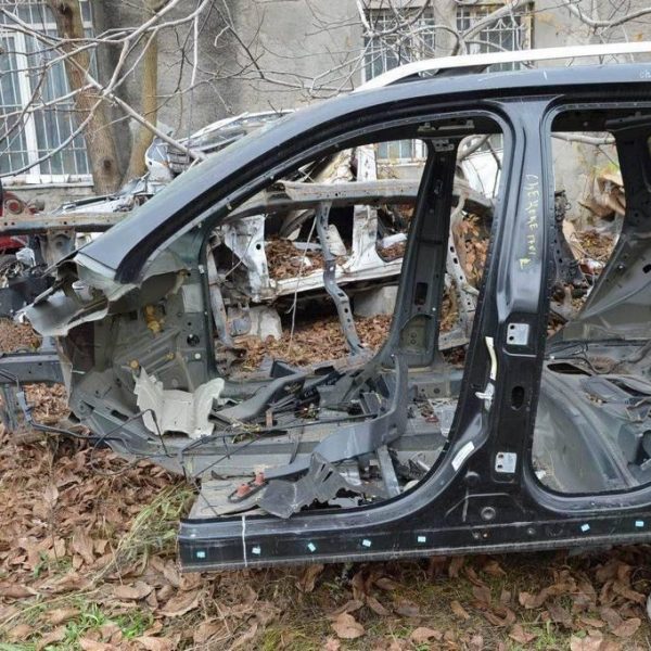 Стойка кузовная центральная левая Jeep Cherokee KL 14- черная,цвет PXR (01) 68340151AB