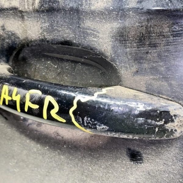 Ручка двери внешняя перед прав Audi a4 b8 08-16 (01) небольшой деф 8T0837205A