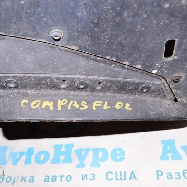 Брызговик передний левый Jeep Compass 11-16 на бампере 82212513