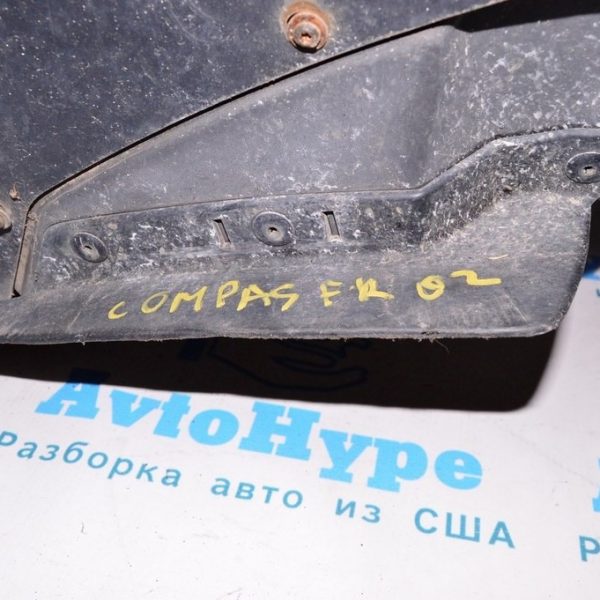 Брызговик передний правый Jeep Compass 11-16 на бампере 82212513