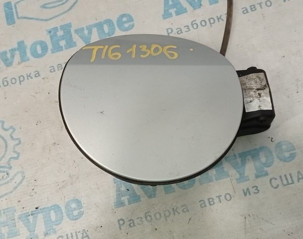 Лючок бензобака VW Tiguan 09-17 (06) серебро 5N0809857DGRU