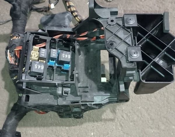 Блок предохранителей подкапотный VW Tiguan 09-17 3C0-937-125-A