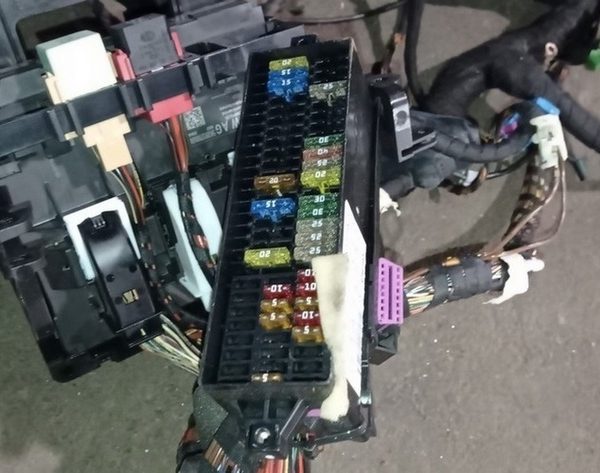 Блок предохранителей салоный VW Tiguan 09-17 937615