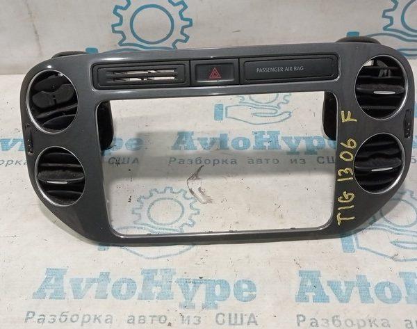 Воздуховод центральный VW Tiguan 09-17 рамка под магнитолу