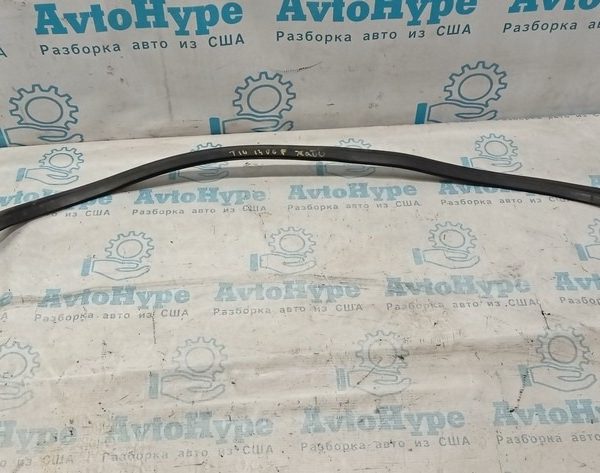 Уплотнитель решетки дворников VW Tiguan 09-17 5N0 823 723 B