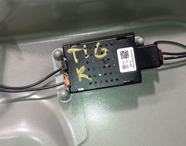 Помехоподавляющий фильтр VW Tiguan 09-17 в крышке багажника 5N0035570A