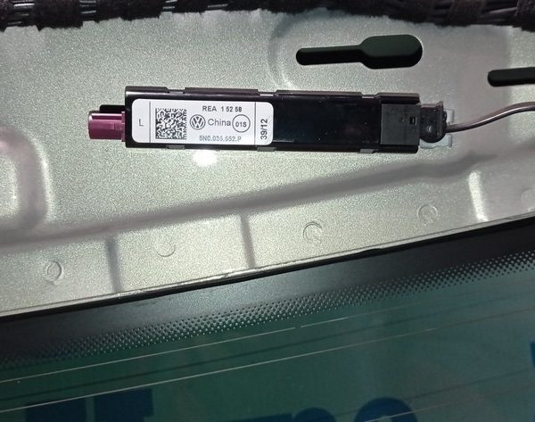Усилитель антенны VW Tiguan 09-17 в крышке багажника L фиолет.наконечник 5n0035552p