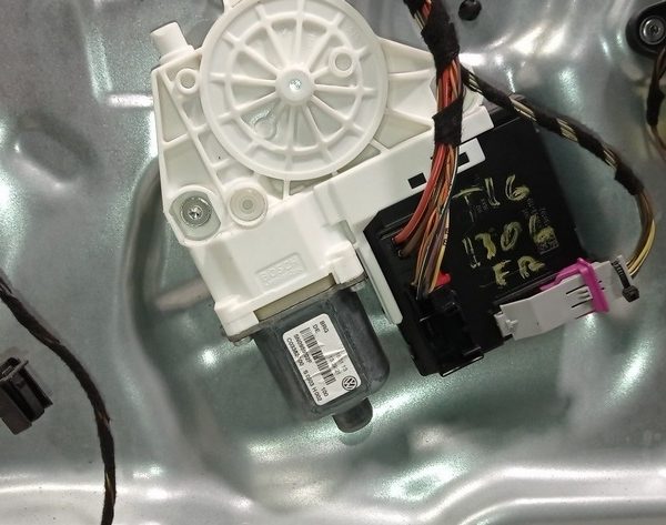 Стеклоподъемник с мотором перед прав VW Tiguan 09-17 5N0-837-462