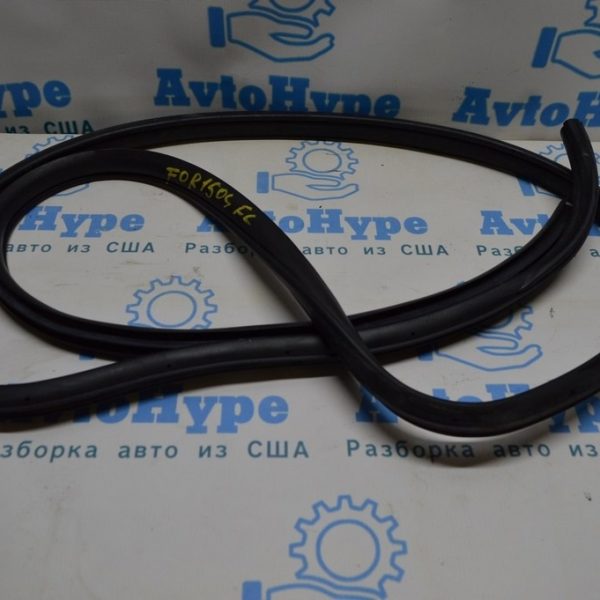 Уплотнитель дверного проема перед лев Subaru Forester 14-18 SJ 63571SG001