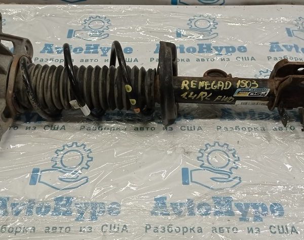 Стойка амортизатора в сборе зад лев Jeep Renegade 15- (03) порван пыльник 68304424AA
