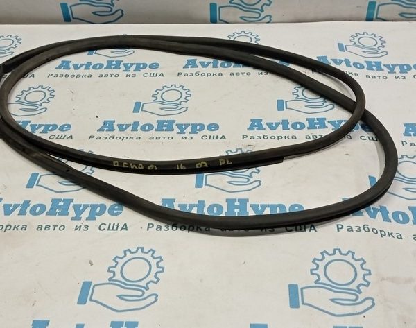 Уплотнитель двери перед лев Jeep Renegade 15- 68420172AA