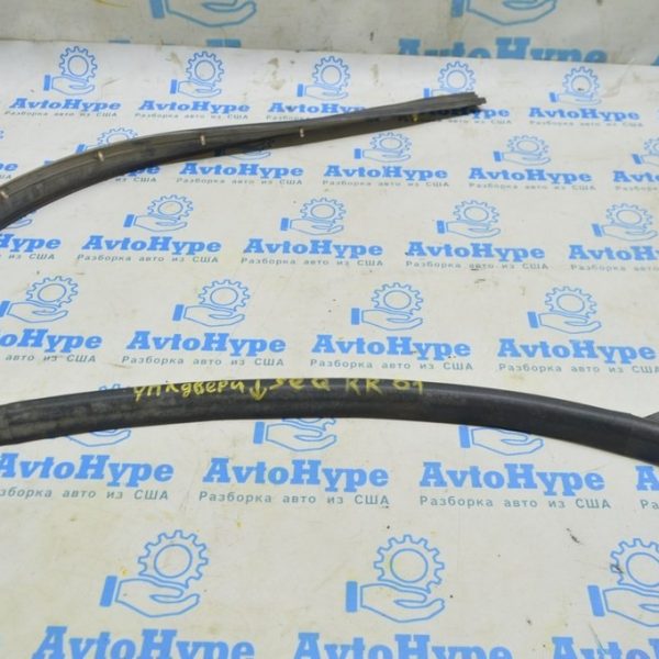 Уплотнитель двери нижний зад прав Toyota Sequoia 2008-2022 67887-0C060