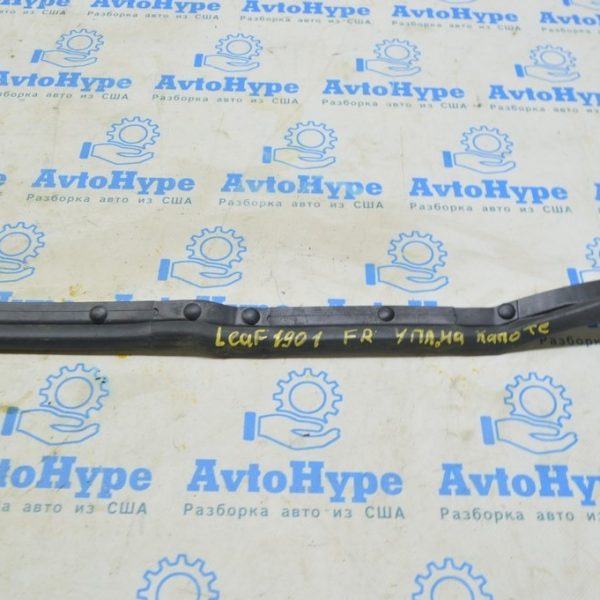 Уплотнитель капота правый Nissan Leaf 18- 65820-5SK0A