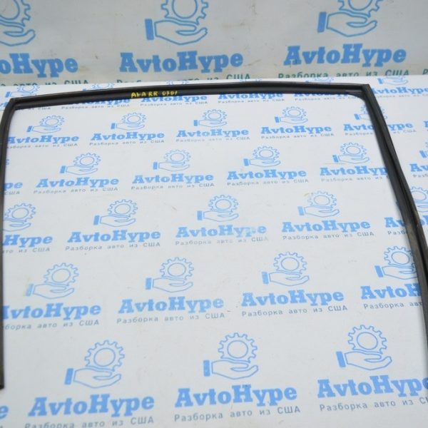 Уплотнитель стекла зад прав Toyota Avalon 05-12 68142-AC030