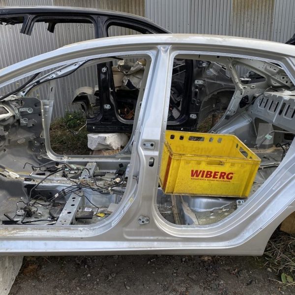 Стойка кузовная центральная левая Ford Fiesta 11-19  серебро цвет ux (03) AE8Z-5424383-A