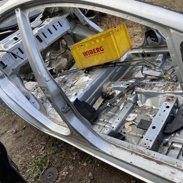 Стойка кузовная центральная правая Ford Fiesta 11-19  серебро цвет ux (03) AE8Z-5424382-A