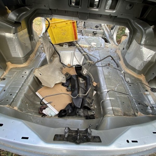 Корыто багажника Ford Fiesta 11-19 4d серебро цвет ux (03) AE8Z-5411215-A