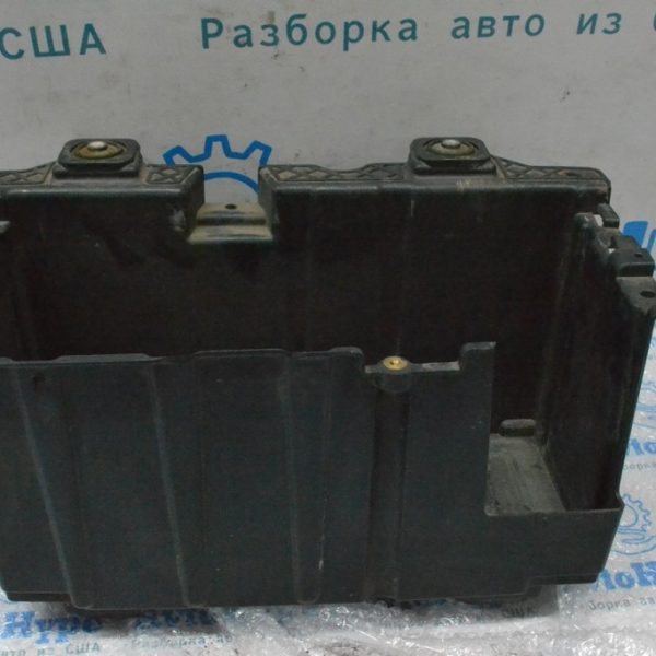 Поддон АКБ Land Rover Range Rover L405 13-17 (01) трещина внизу внутренняя часть LR057223