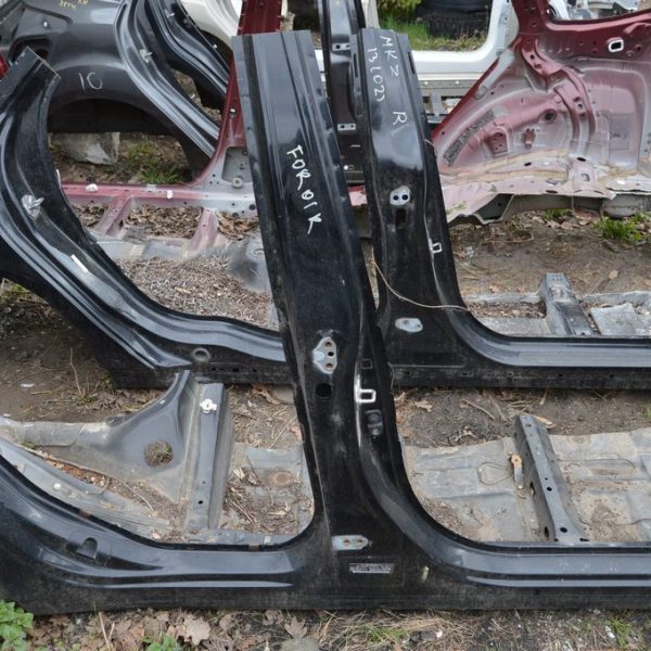 Стойка кузовная центральная правая Subaru Forester 14-18 SJ черн (01) 51429SG0009P