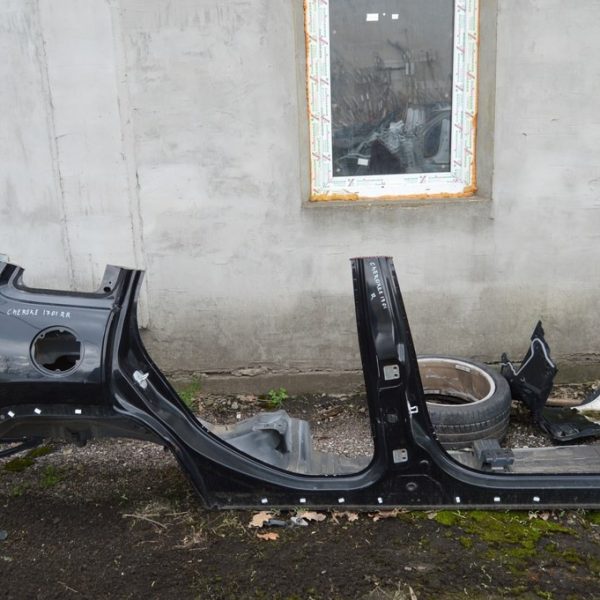 Четверть передняя правая Jeep Cherokee KL 14-черная,цвет PXR (01) прижата стойка и пистолет 68267066AA